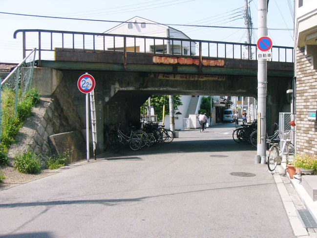 道の広さの割には異常に低いガード